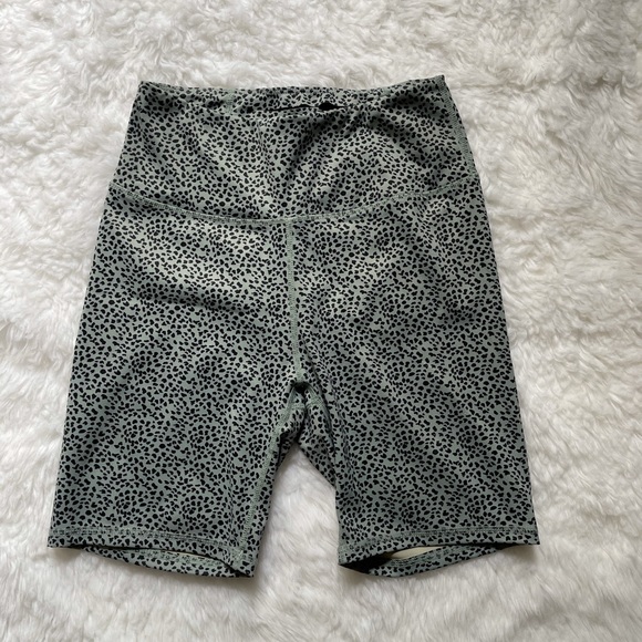 Green leopard high wasted athletic biker shorts - Picture 2 of 3